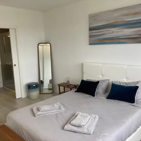 Queen - - Lourinha Villa *