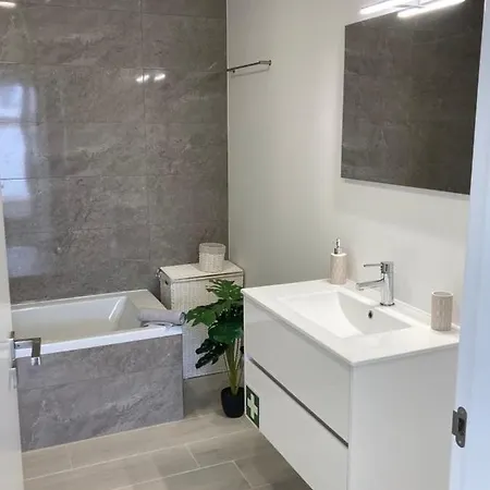 Queen - - Lourinha * Santa Barbara (Lisbon)