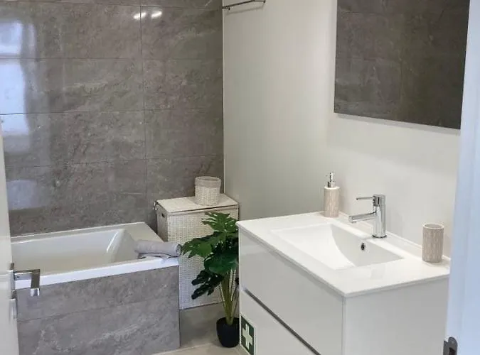 Queen - - Lourinha * Santa Barbara (Lisbon)